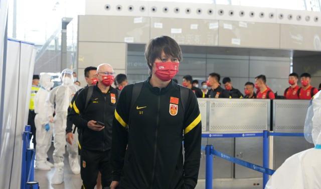 世界杯直播官网下载最新版-中国男足团队58人飞赴阿联酋 包括六个保障团队